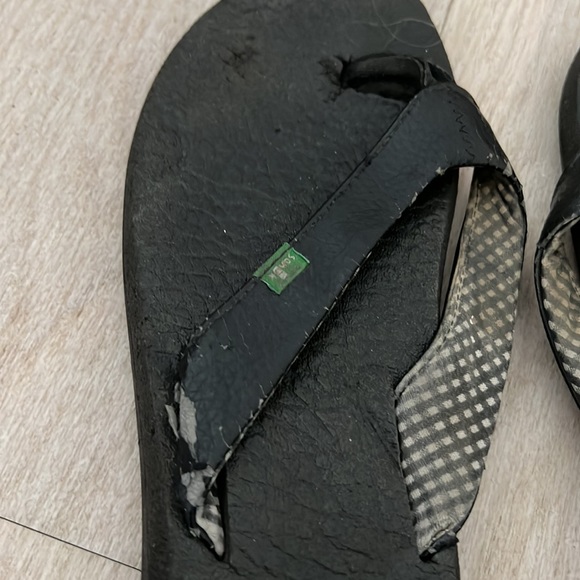 Sanuk black flip flops - size 7 - Picture 4 of 4